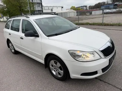 Gebraucht Skoda Octavia Elegance 105 PS (77 kW) 2010 Weiß Kombi