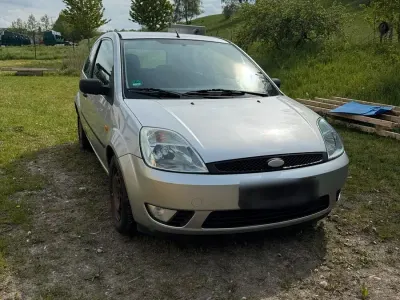 Używany Ford Fiesta 80 KM (58 kW) 2004 Srebrny Hatchback