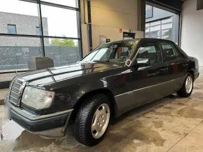 Gebraucht Mercedes E230 136 PS (100 kW) 1990 Schwarz Limousine