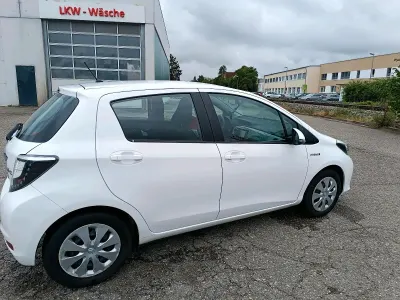 Gebraucht Toyota Yaris Hybrid Life 75 PS (55 kW) 2013 Weiß Kleinwagen