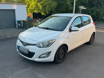 Gebraucht Hyundai i20 85 PS (62 kW) 2013 Weiß Kleinwagen