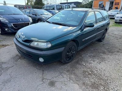 Usado Renault Laguna Elysee 114 HP (83 kW) 1998 Verde Sedan