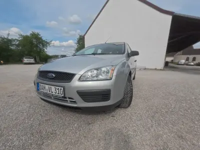 Używany Ford Focus Trend 80 KM (58 kW) 2005 Srebrny Sedan/Limuzyna