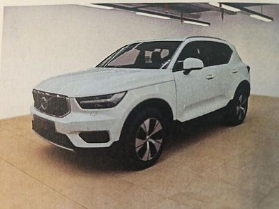 Weiß Gebraucht 2022 Volvo XC40 Momentum SUV | 26.998 € (Guter Preis)