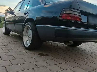 Gebraucht Mercedes 260 160 PS (117 kW) 1990 Schwarz Kombi