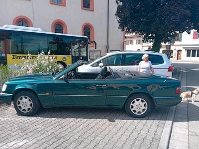 Gebraucht Mercedes E220 150 PS (110 kW) 1995 Grün Cabrio