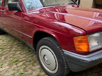 Gebraucht Mercedes 190 72 PS (52 kW) 1988 Rot Limousine