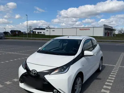 Begagnad Toyota Aygo X-play 69 HK (50 kW) 2015 Vit Halvkombi