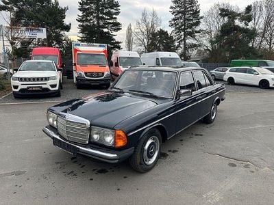 Gebraucht Mercedes E230 136 PS (100 kW) 1982 Blau Limousine