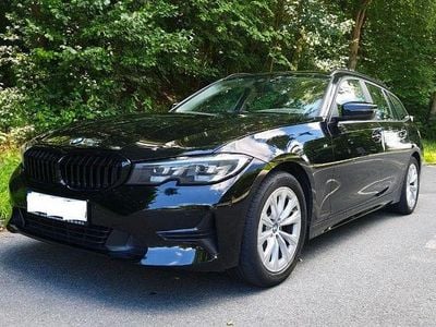 Schwarz Gebraucht 2020 BMW 318 Sport Line Kombi | 22.999 € (Fairer Preis)