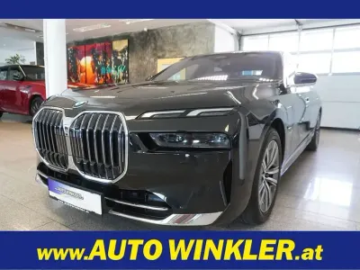 Gebraucht BMW 750e 489 PS (359 kW) 2023 Schwarz Limousine