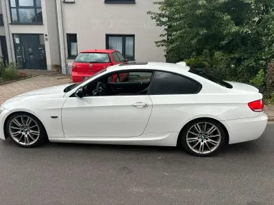 Gebraucht BMW 325 Basis 197 PS (144 kW) 2010 Weiß Coupé