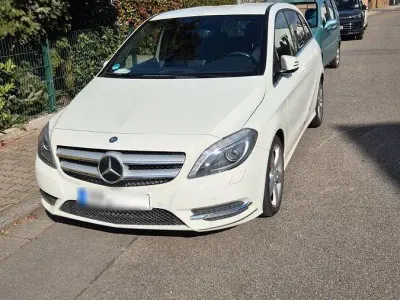 Gebraucht Mercedes B180 122 PS (89 kW) 2013 Weiß Kleinwagen