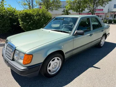 Gebraucht Mercedes E230 132 PS (97 kW) 1989 Grün Limousine