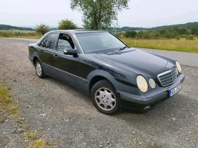 Gebraucht Mercedes E200 163 PS (119 kW) 2001 Schwarz Limousine