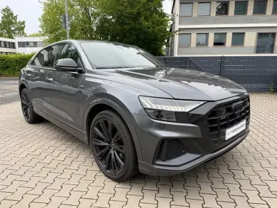 Używany Audi Q8 Business 286 KM (210 kW) 2023 Szary SUV