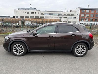 Gebraucht Mercedes GLA220 Urban 170 PS (125 kW) 2015 Braun SUV