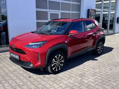Neu Toyota Yaris Cross 131 PS (96 kW) 2026 Karminarot metallic SUV