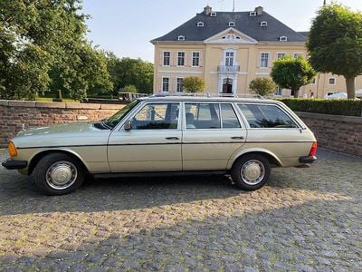 Second-hand Mercedes 230 136 CP (100 kW) 1984 Verde Break