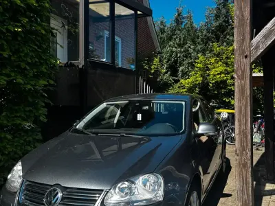 Gebraucht VW Jetta 2010 Grau Limousine