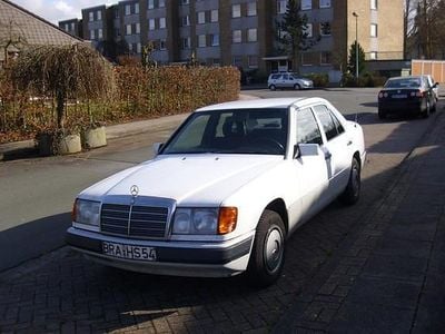 Gebraucht Mercedes E200 118 PS (86 kW) 1991 Weiß Limousine