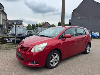 Gebraucht Toyota Verso 126 PS (92 kW) 2009 Rot Van / Kleinbus