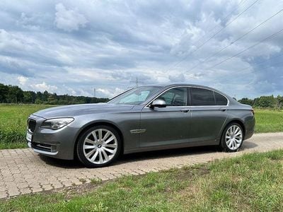 Grau Gebraucht 2012 BMW 740 Performance Limousine | 14.999 € (Fairer Preis)