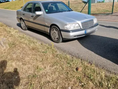 Gebraucht Mercedes C180 122 PS (89 kW) 1996 Silber Limousine