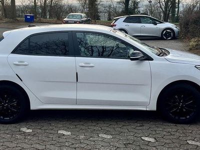 Weiß Gebraucht 2017 Kia Rio DREAM-TEAM Edition Limousine | 9.399 € (Fairer Preis)