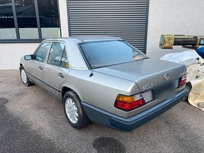 Gold Gebraucht 1988 Mercedes E230 Limousine | 3.990 €
