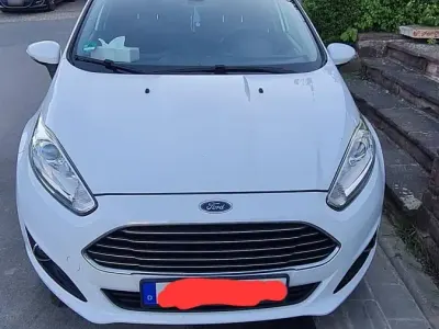 Gebraucht Ford Fiesta 101 PS (74 kW) 2013 Weiß Kleinwagen