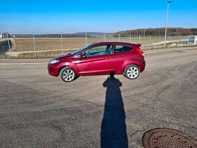 Gebraucht Ford Fiesta Ambiente 60 PS (44 kW) 2012 Rot Kleinwagen