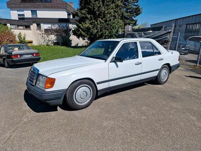 Usata Mercedes E230 136 CV (100 kW) 1987 Bianco Berlina