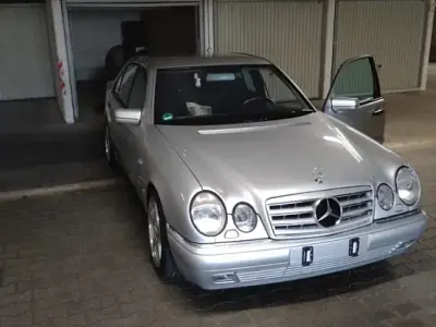Gebraucht Mercedes E280 193 PS (141 kW) 1998 Silber Limousine