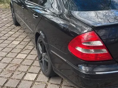 Gebraucht Mercedes E240 177 PS (130 kW) 2003 Schwarz Limousine