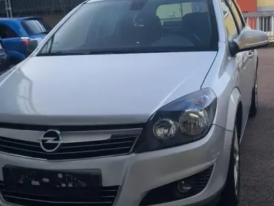 Gebraucht Opel Astra 150 PS (110 kW) 2010 Silber Kombi
