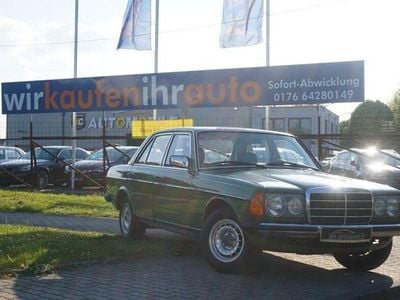 Usata Mercedes 200 60 CV (44 kW) 1979 Verde Berlina