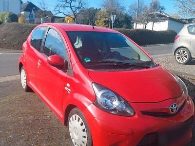 Gebraucht Toyota Aygo 68 PS (50 kW) 2012 Rot Kleinwagen