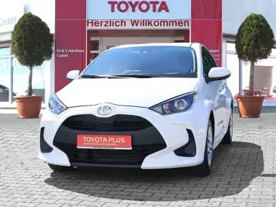 Gebraucht Toyota Yaris Basis 72 PS (52 kW) 2022 Schneeweiß Kleinwagen