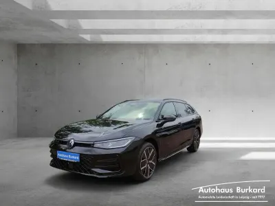 Neu VW Passat R-line 177 PS (130 kW) 2026 Grenadillschwarz metallic Kombi