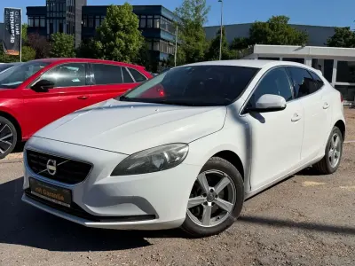 Używany Volvo V40 Momentum 150 KM (110 kW) 2012 Biały Hatchback