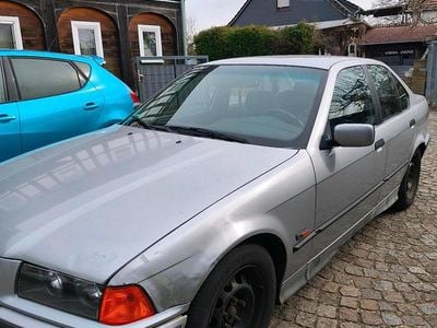 Gebraucht BMW 318 118 PS (86 kW) 1994 Silber Limousine