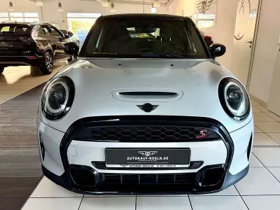 Używany Mini Cooper S Classic 178 KM (130 kW) 2022 Srebrny Hatchback