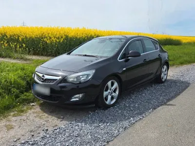 Używany Opel Astra Sport 140 KM (102 kW) 2010 Czarny Sedan/Limuzyna