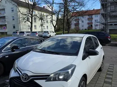 Gebraucht Toyota Yaris 69 PS (50 kW) 2015 Weiß Kleinwagen