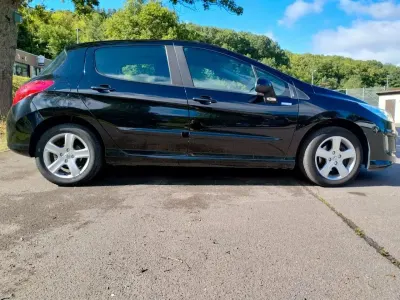 Gebraucht Peugeot 308 98 PS (72 kW) 2010 Schwarz Limousine