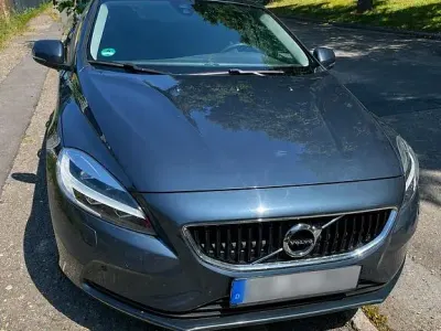 Gebraucht Volvo V40 Momentum 120 PS (88 kW) 2017 Blau Limousine