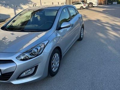 Gebraucht Hyundai i30 Trend 99 PS (72 kW) 2013 Silber Limousine