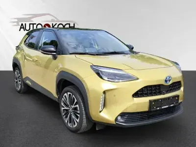 Gebraucht Toyota Yaris Hybrid Elegant 116 PS (85 kW) 2022 Brass gold metallic (5c2)/ black (202) (metallic) SUV