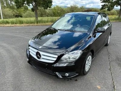 Gebraucht Mercedes B180 116 PS (85 kW) 2012 Schwarz Kleinwagen